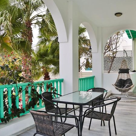 Kamari Beach Houses With Balcony And Garden Exteriér fotografie