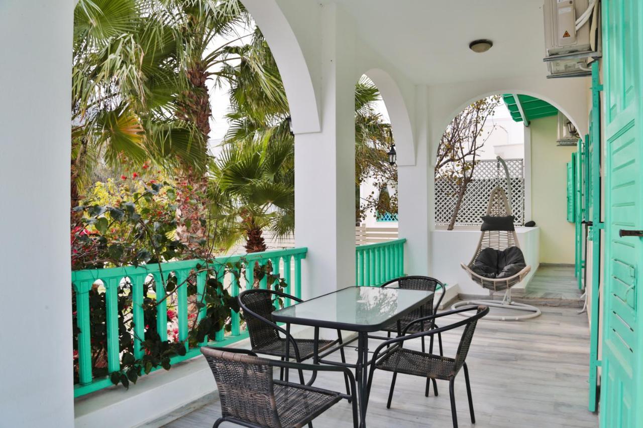 Kamari Beach Houses With Balcony And Garden Exteriér fotografie