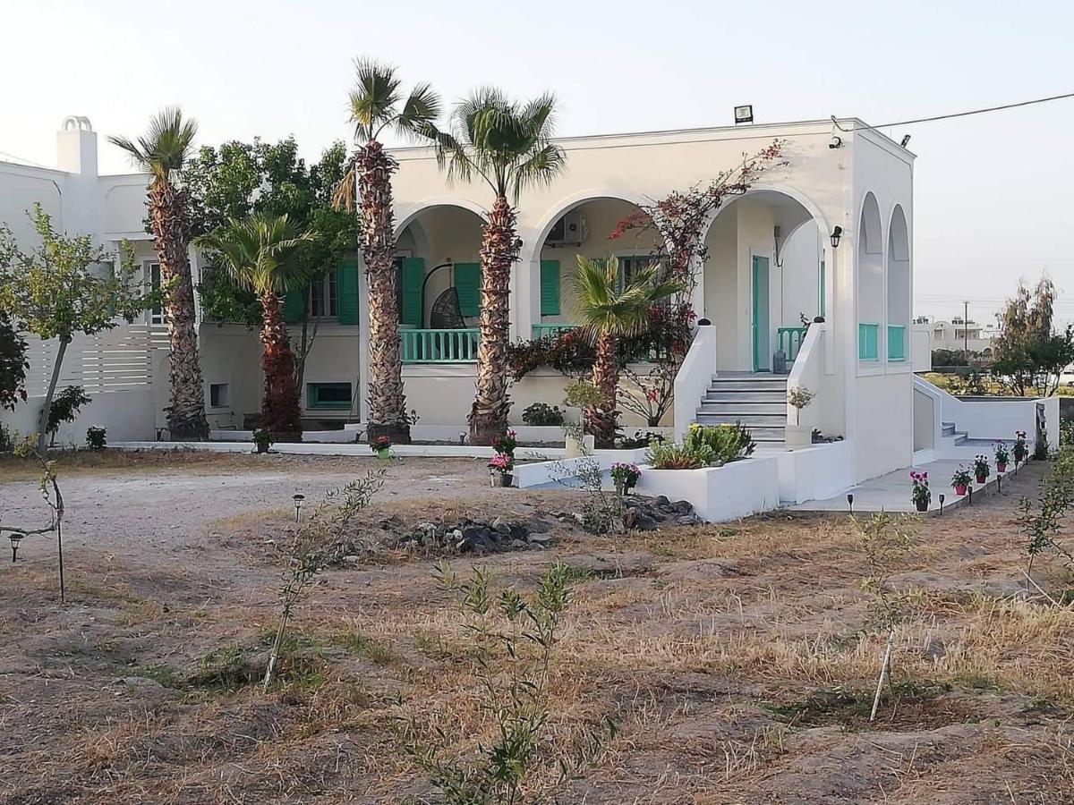 Kamari Beach Houses With Balcony And Garden Exteriér fotografie