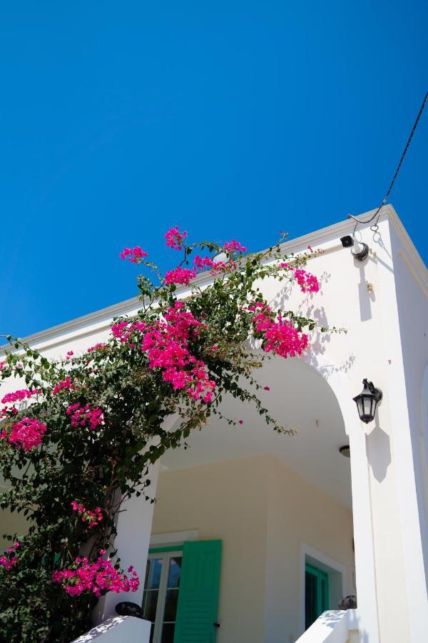 Kamari Beach Houses With Balcony And Garden Exteriér fotografie
