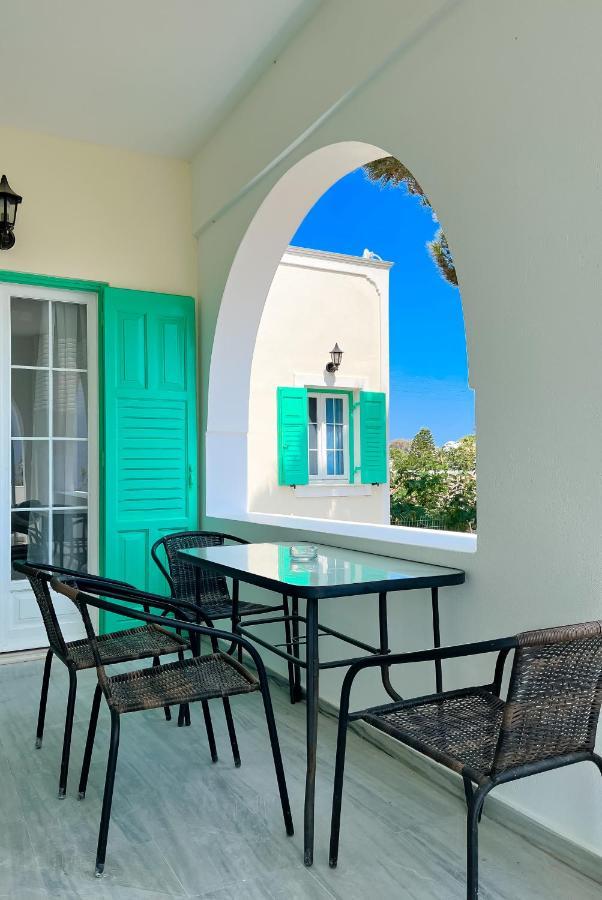 Kamari Beach Houses With Balcony And Garden Exteriér fotografie