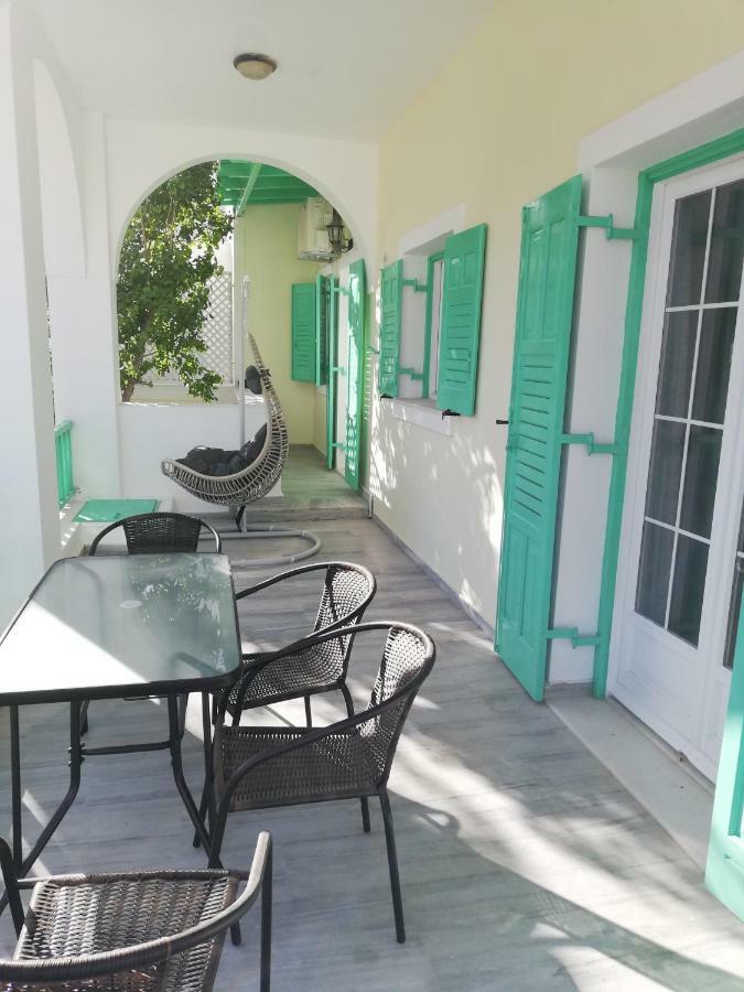 Kamari Beach Houses With Balcony And Garden Exteriér fotografie